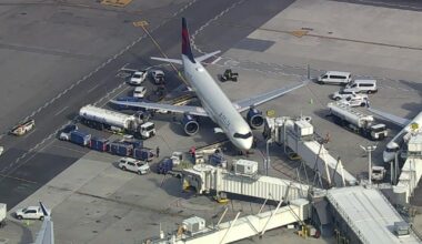 Plane lands at JFK Airport after reporting 1 damaged tire