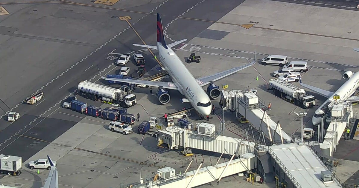 Plane lands at JFK Airport after reporting 1 damaged tire