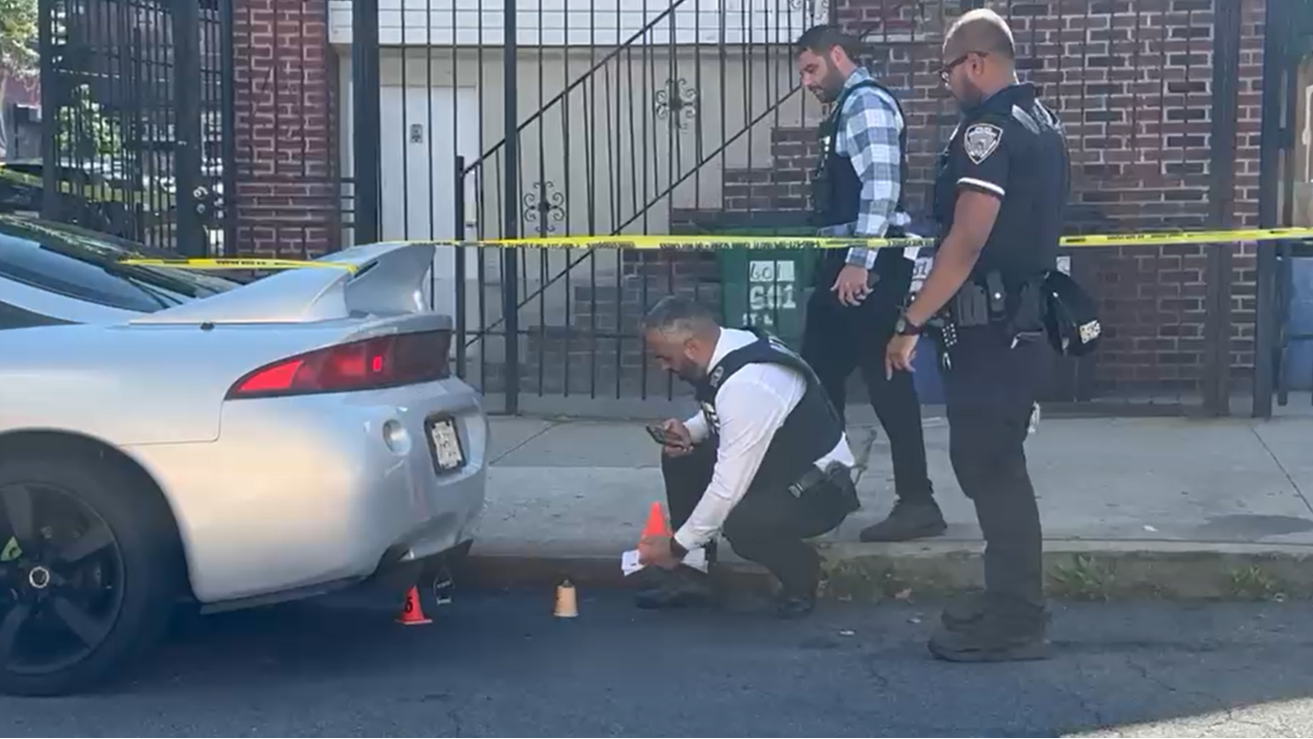News 12 | Bronx | 50 Year Old Man Shot In Clason Point