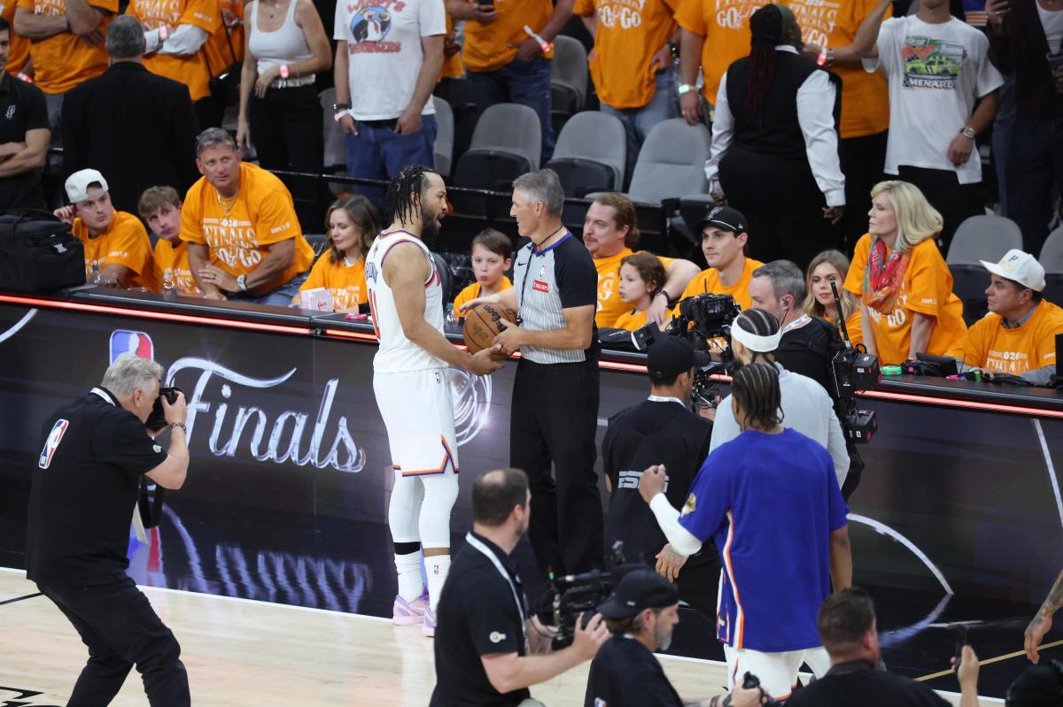 NBA focused on pair of fans over profane Jalen Brunson interaction