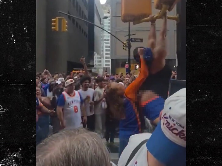 knicks-parade-fight-1