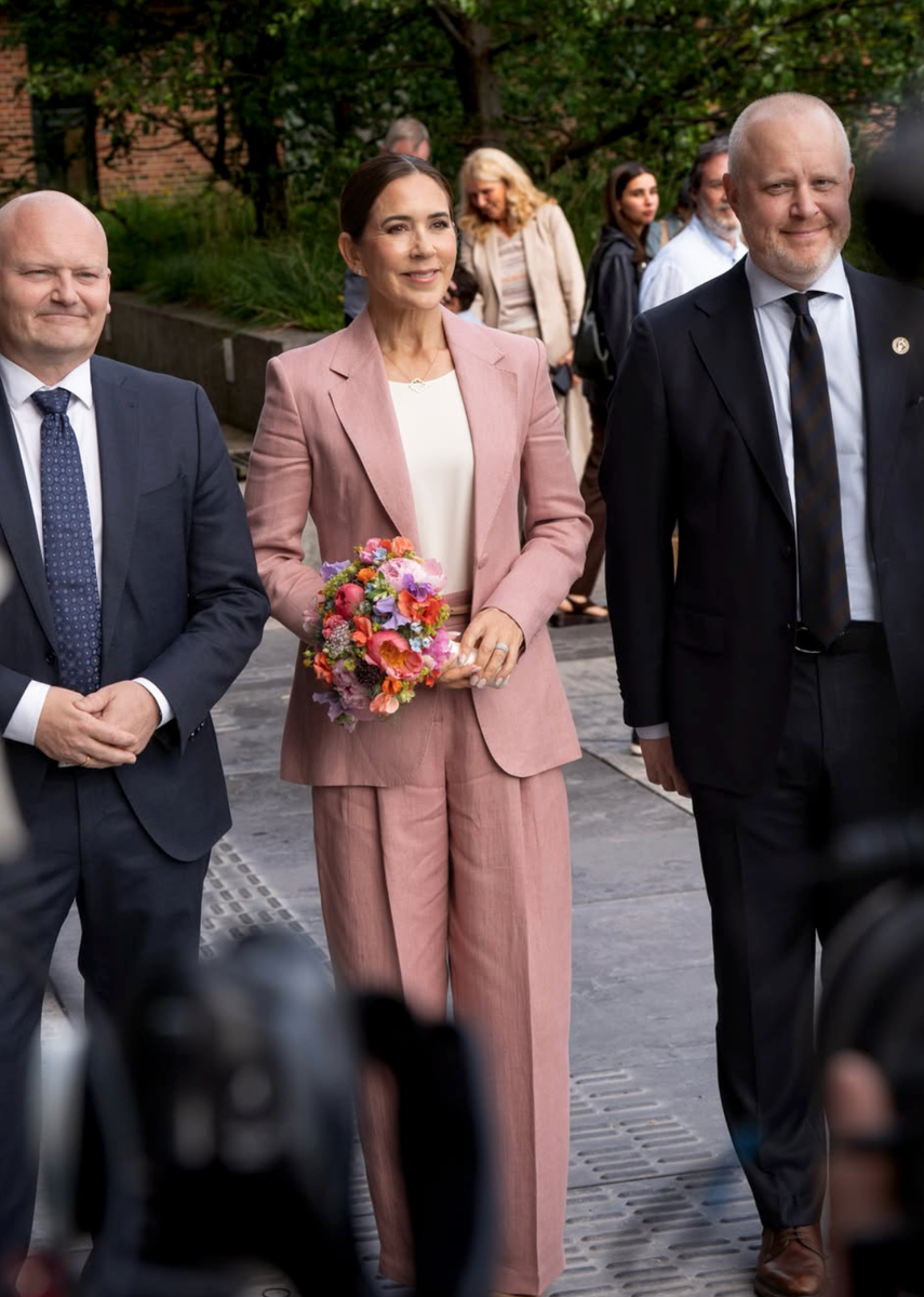 Queen Mary's monochromatic pink look highlighted her mastery of Scandinavian minimalism, combining feminine tones with polished tailoring and timeless sophistication.