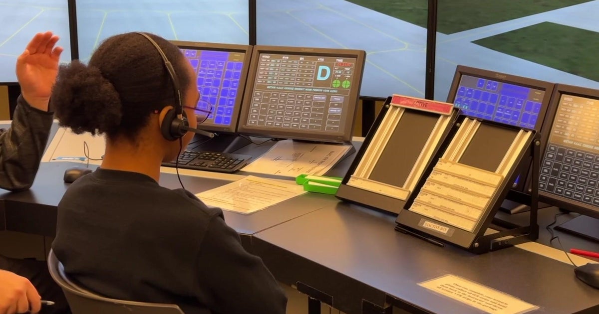 First class of air traffic controllers trained on simulators in Queens graduates from Vaughn College