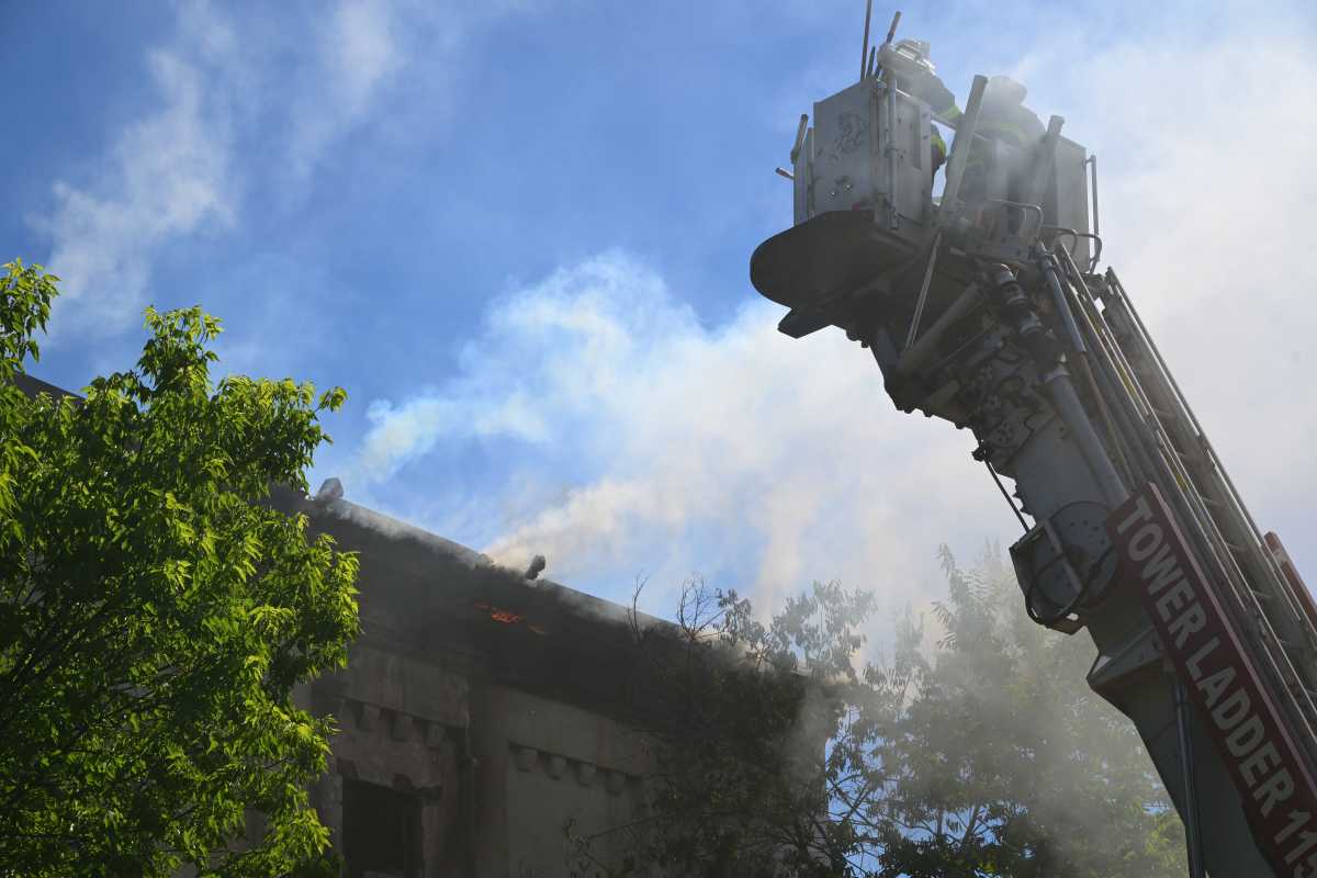 Four firefighters hurt while battling three-alarm fire in Hunters Point: FDNY – QNS