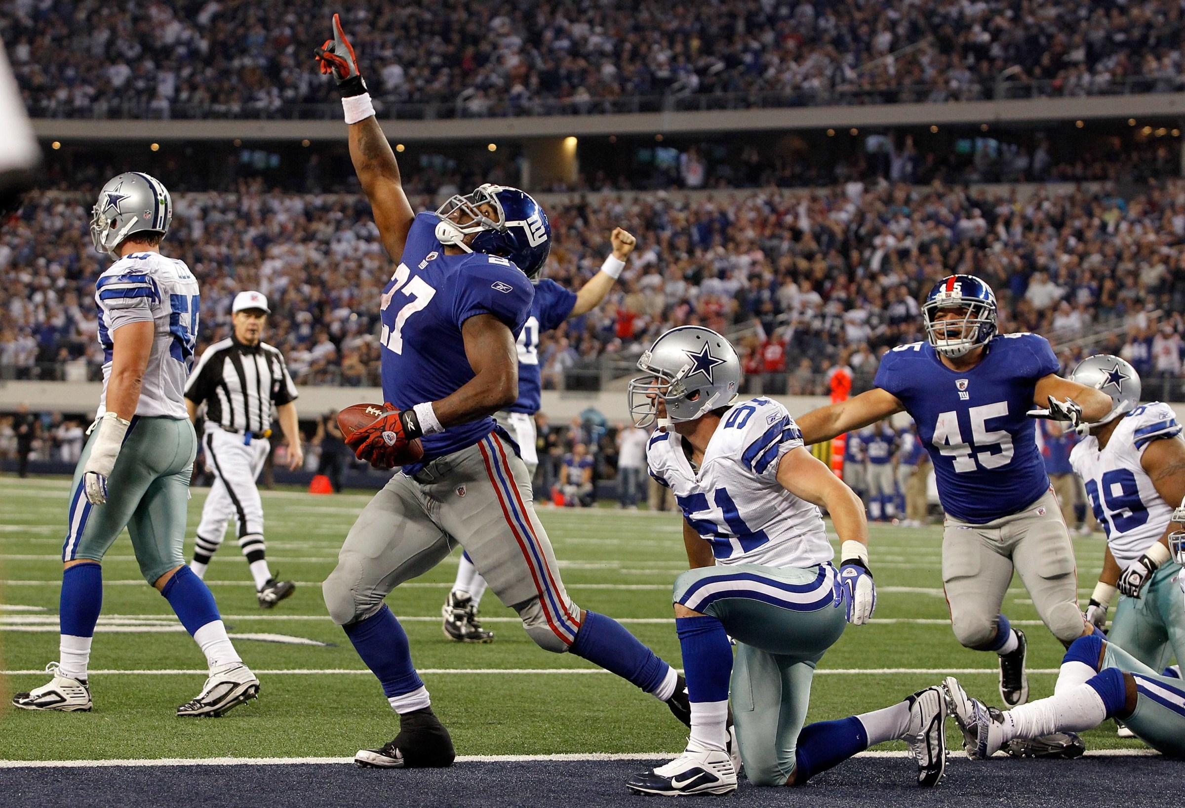 ARLINGTON, TX - DECEMBER 11: Brandon Jacobs #27 of the New York Giants celegrates after scoring against the Dallas Cowboys at Cowboys Stadium on December 11, 2011 in Arlington, Texas. (Photo by Tom Pennington/Getty Images)