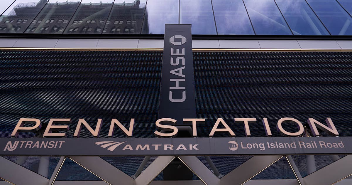 5 people stabbed inside Manhattan’s Penn Station