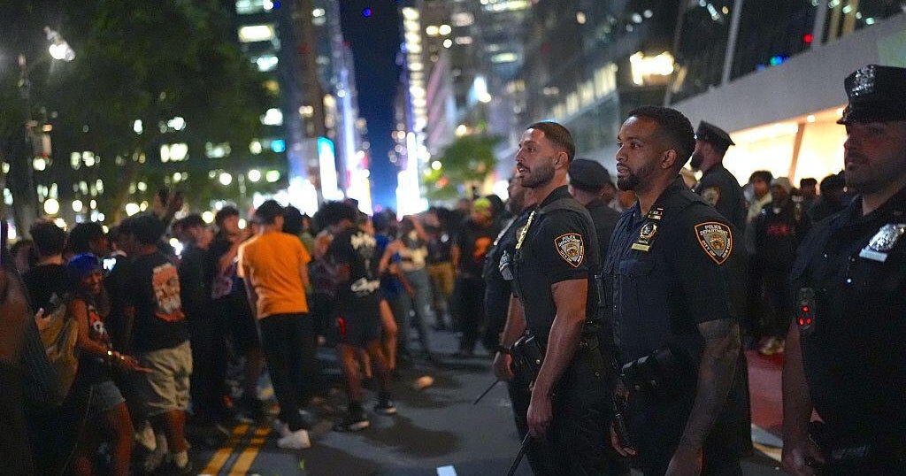 New Yorker confronts unruly Knicks fans: "This is our city"