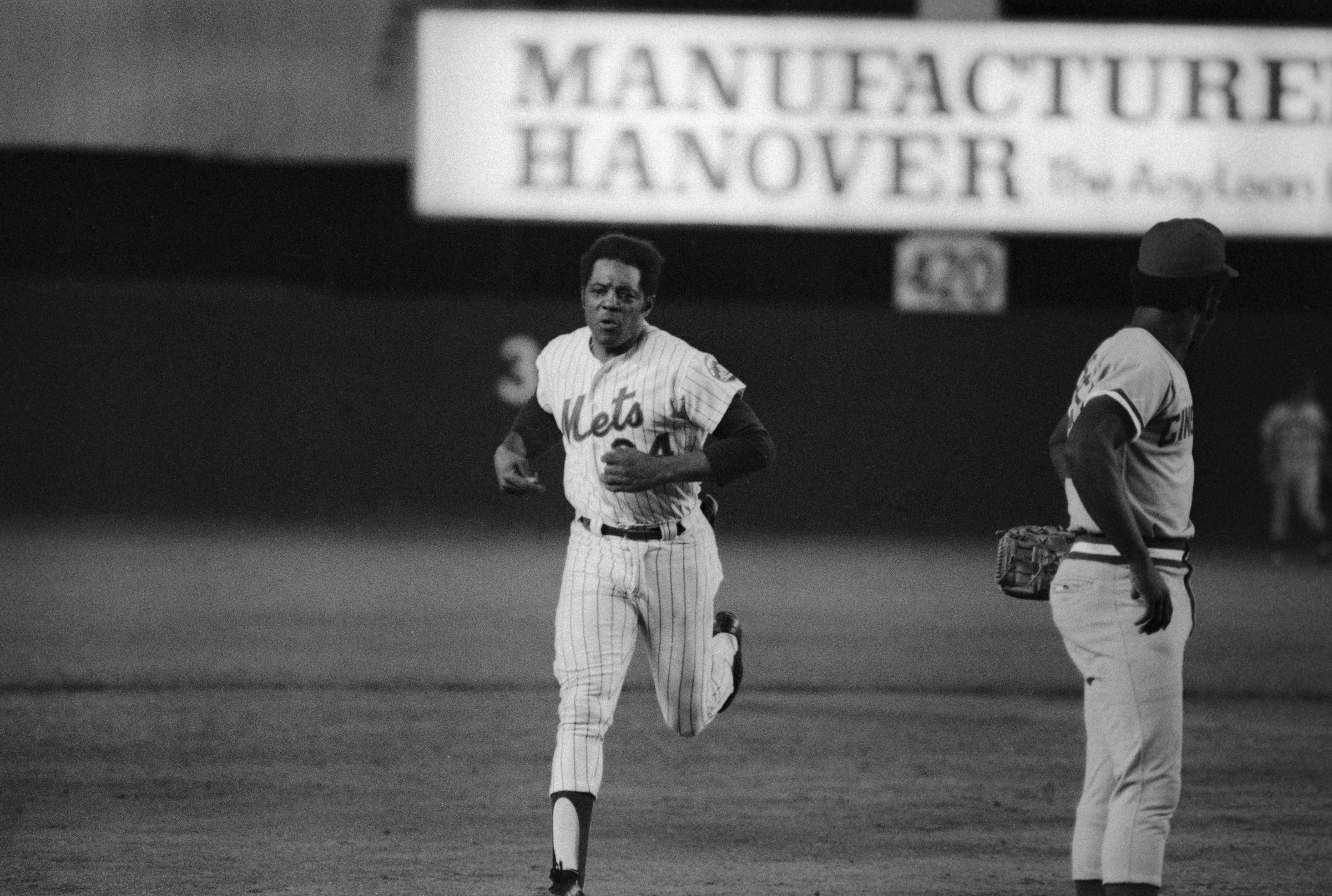 (Original Caption) New York Mets Willie Mays is shown in his career homer #660 in the 4th inning against the Reds.