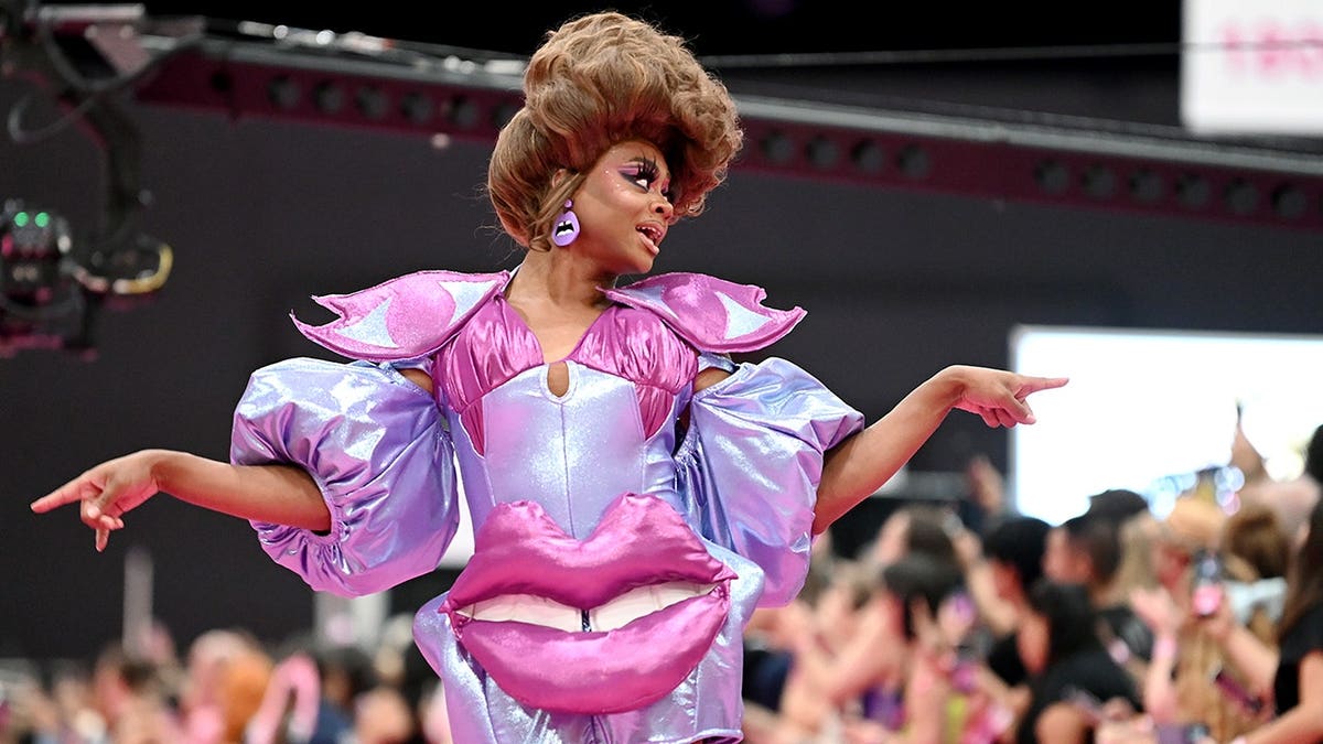 Heidi N Closet walking the pink carpet at RuPaul's DragCon Los Angeles.
