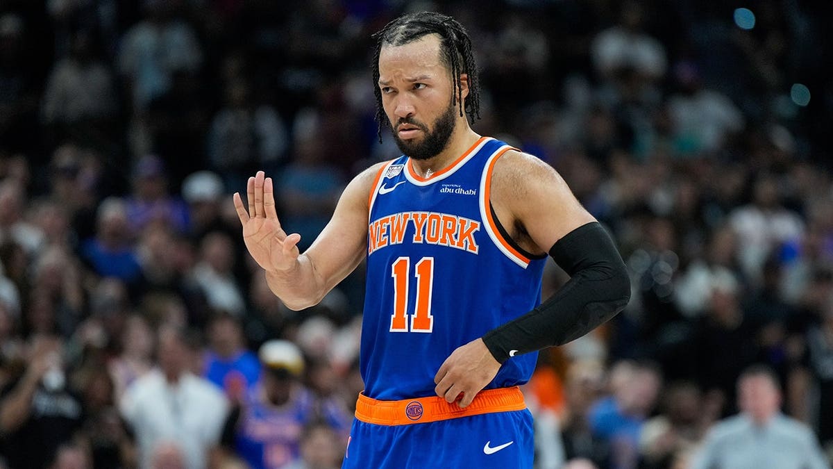 New York Knicks guard Jalen Brunson motions to teammates on basketball court.