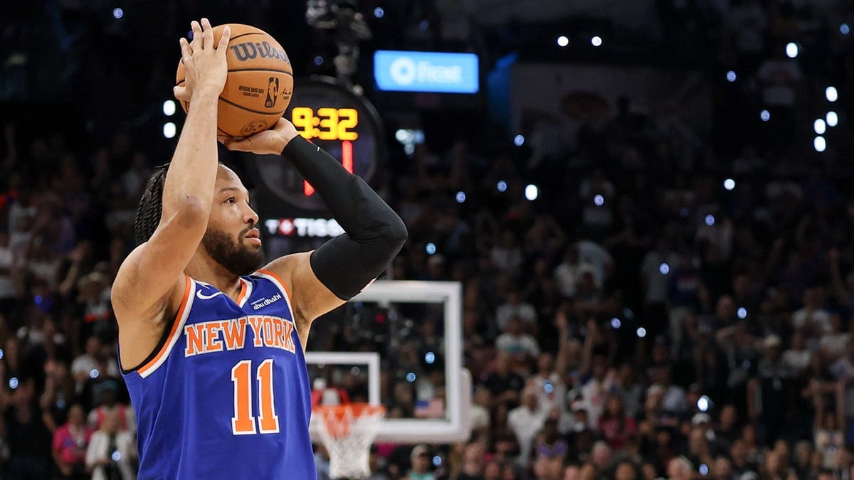 New York Knicks guard Jalen Brunson shooting the ball against the San Antonio Spurs at Frost Bank Center