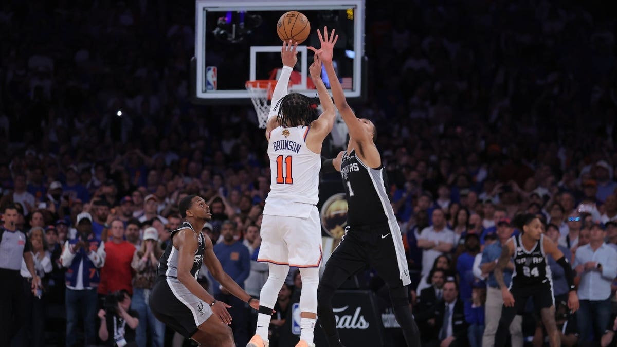 New York Knicks guard Jalen Brunson shooting against San Antonio Spurs forward Victor Wembanyama at Madison Square Garden