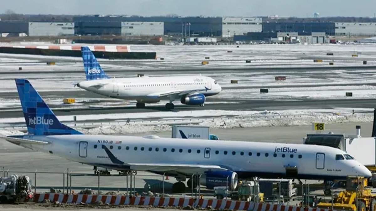 jetblue aircrafts on tarmac
