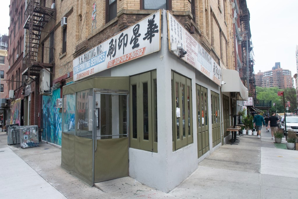 Outside view of Kiki's.