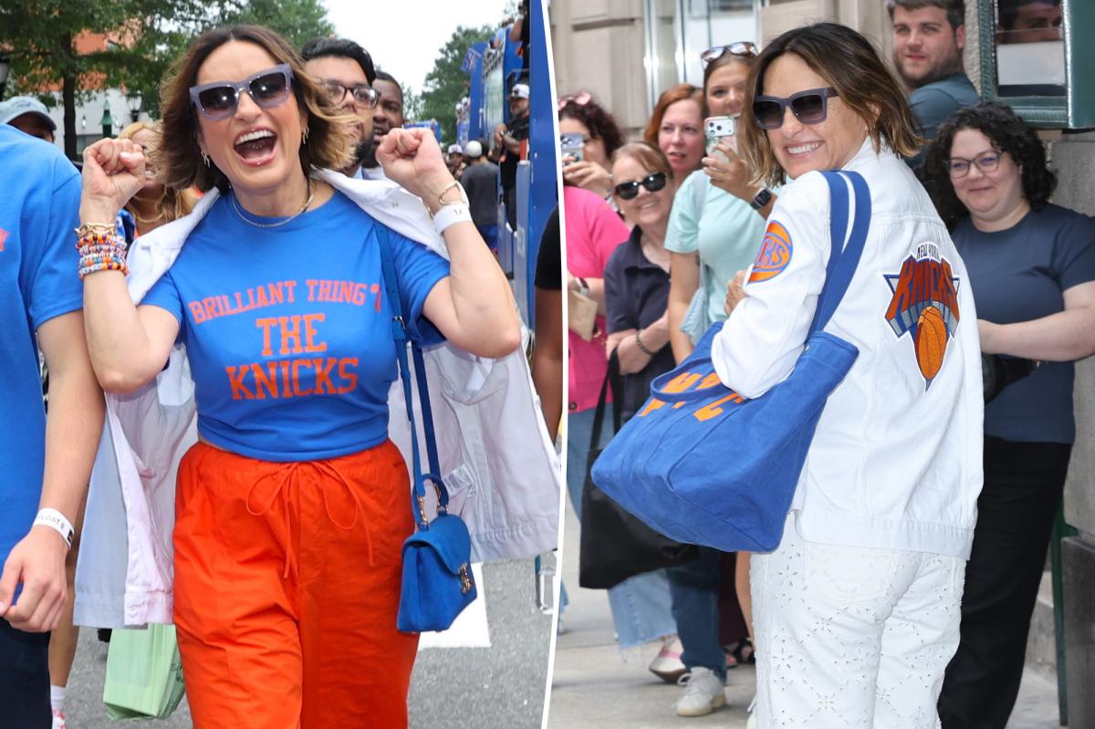 Mariska Hargitay carries custom Knicks-colored 'NYC' tote by Alex Mill