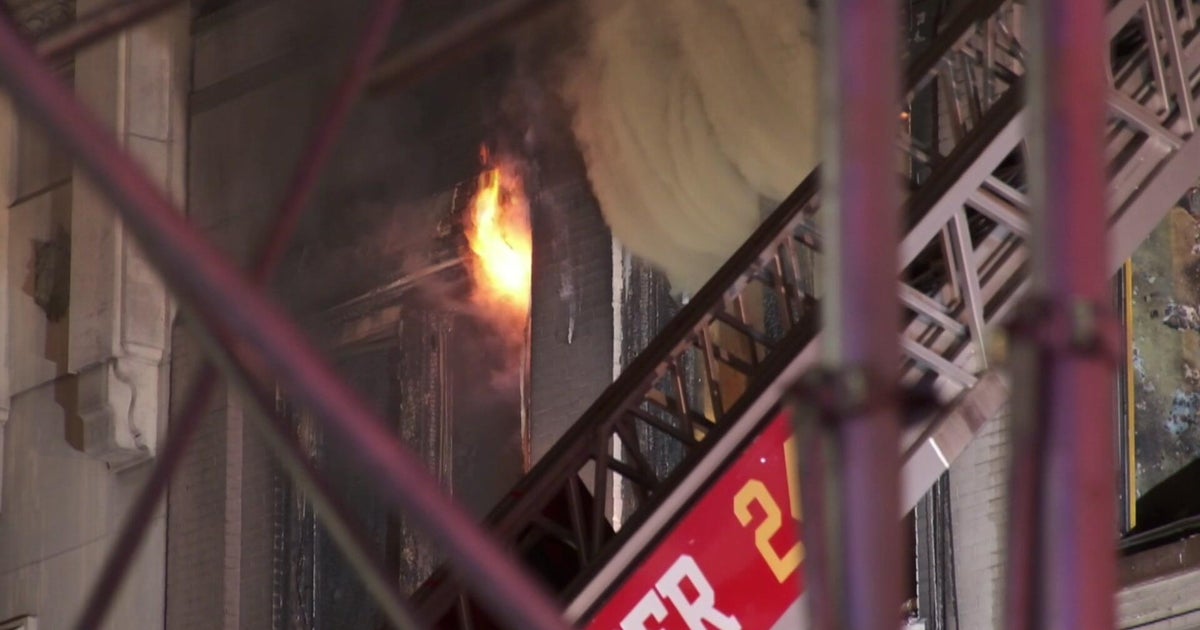 Fire in Manhattan scorches Midtown building as flames, smoke pour out of windows
