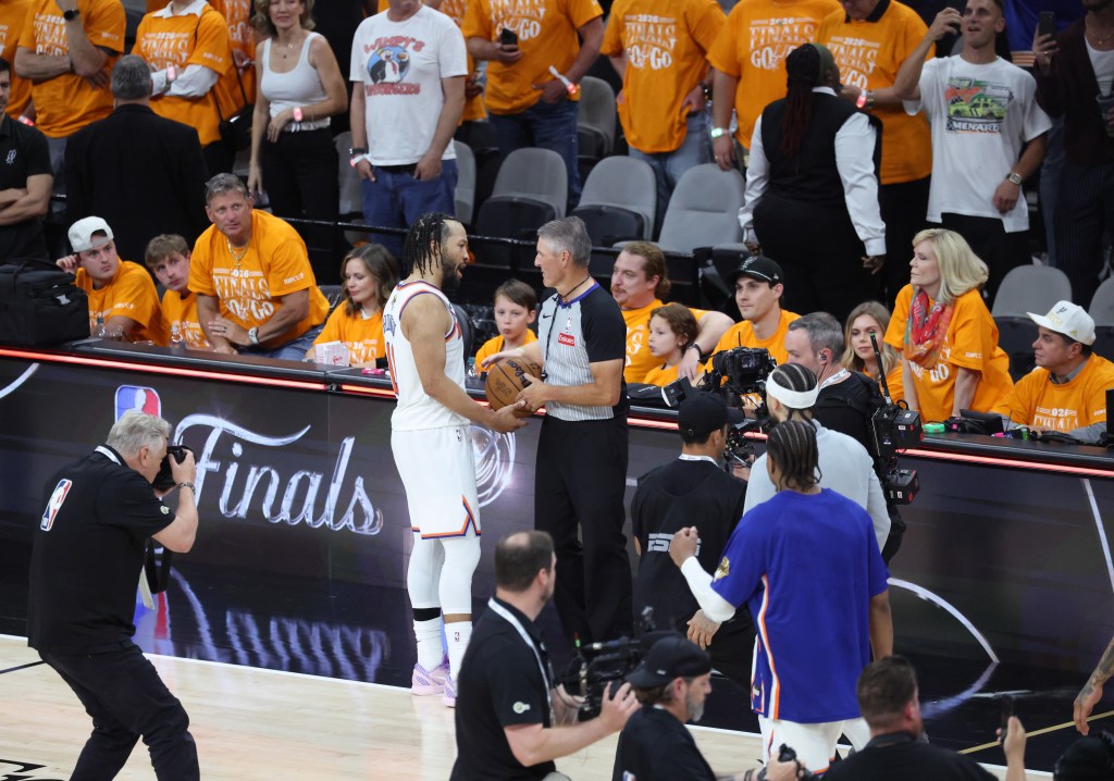 New York Knicks guard Jalen Brunson speaks with a referee after not receiving a foul call.