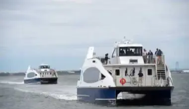 NYC Ferry crew spots boater in need of rescue from rough waters of Jamaica Bay off Rockaway Park – QNS