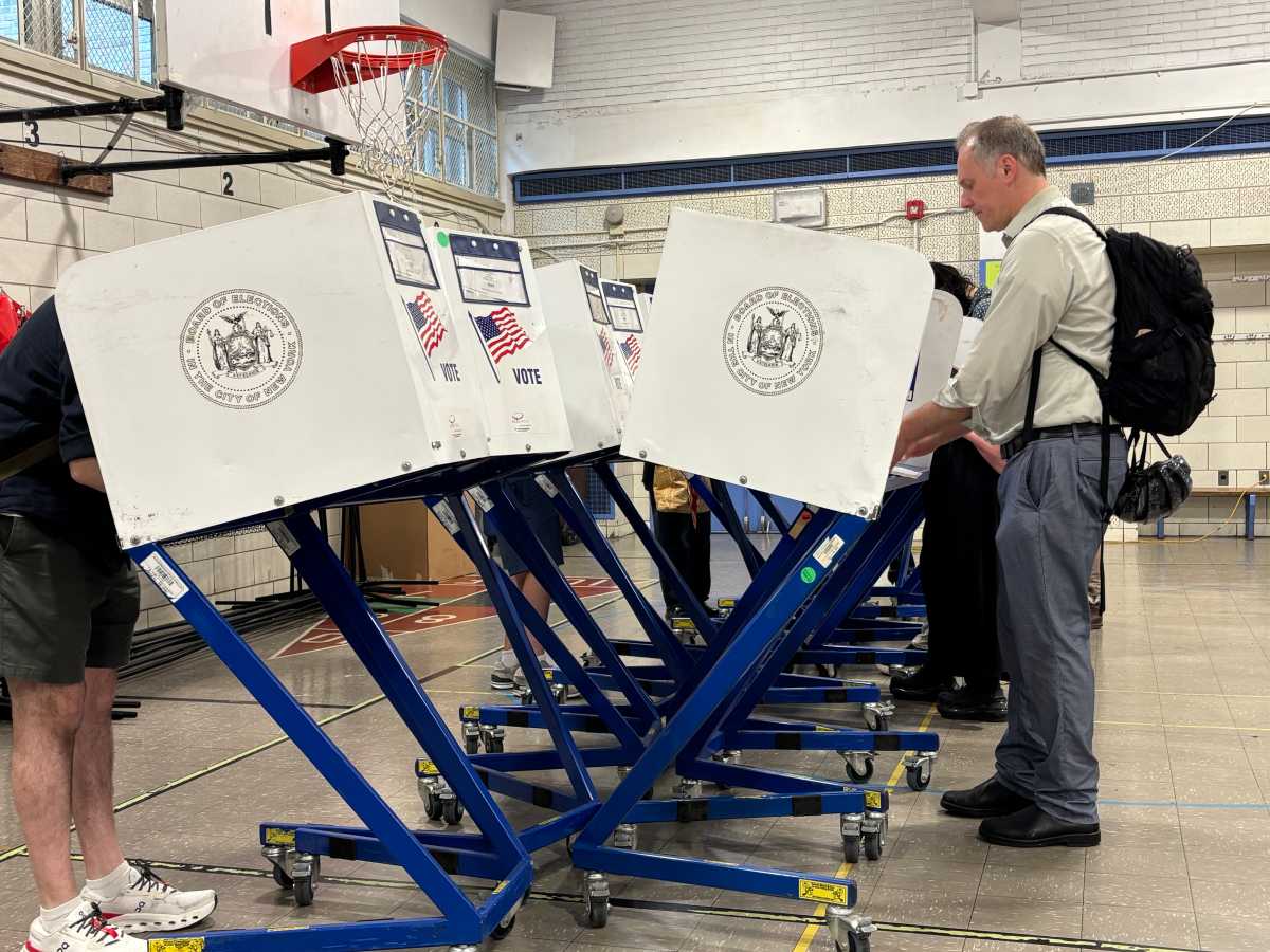New Yorker votes in Democratic primaries in 2026