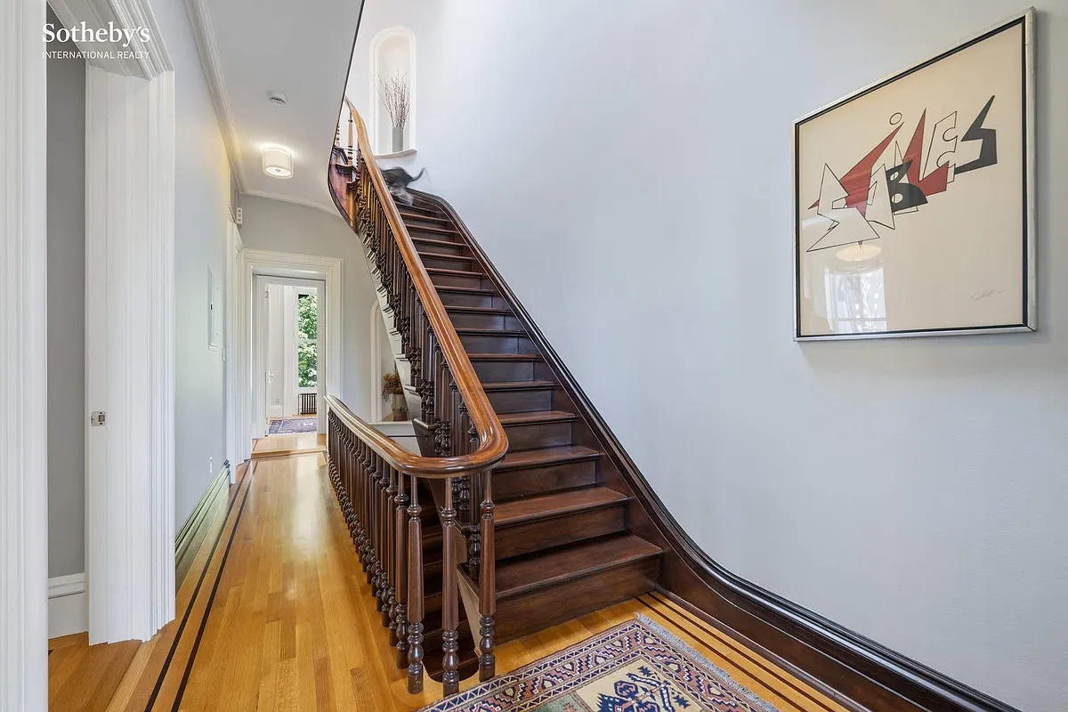 stair hll with curved rail