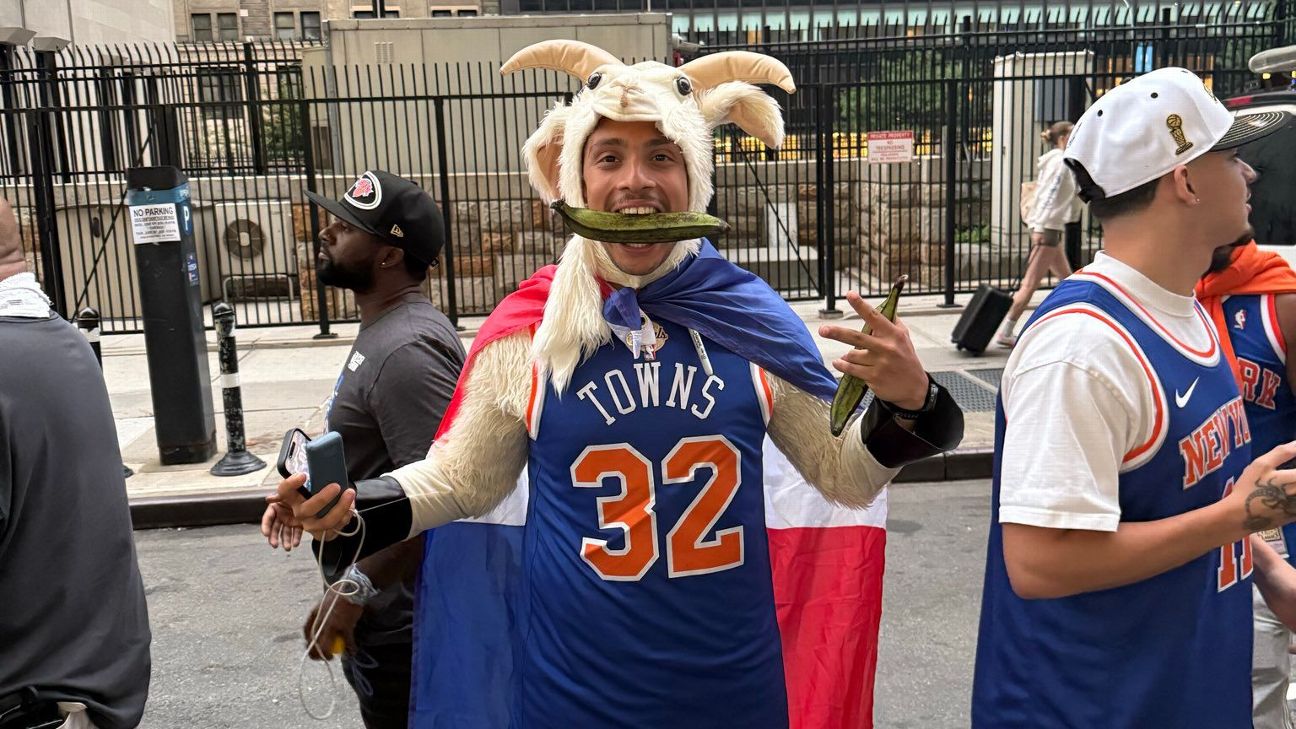 Knicks fans wake up early, crowd NYC for championship parade