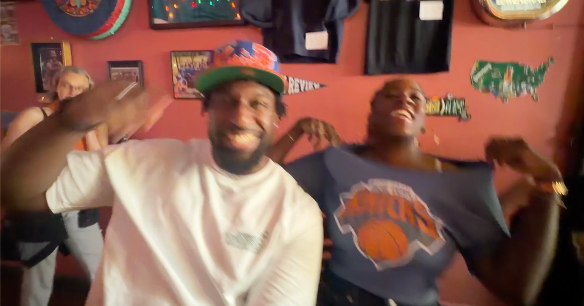Knicks fans pack Brooklyn bar for parade watch party as NYC continues celebration