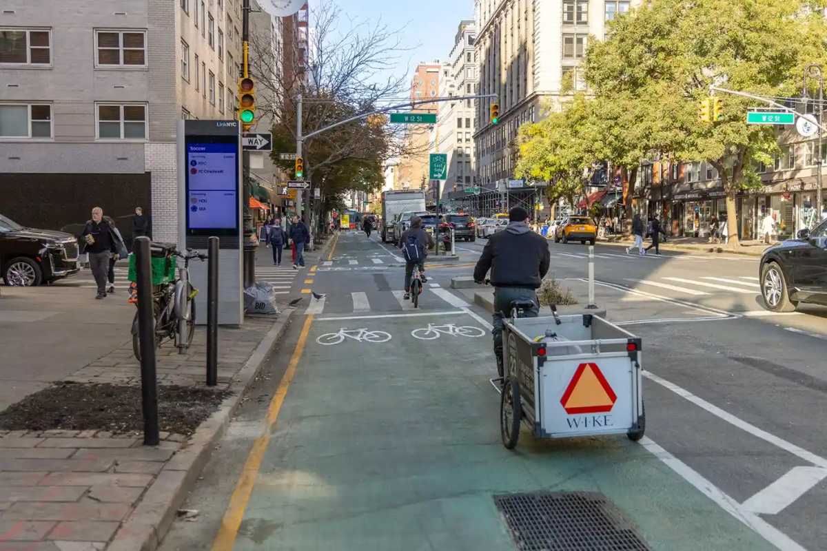 EXCLUSIVE: 63-block stretch of Manhattan’s 6th Avenue will get a busway under DOT proposal