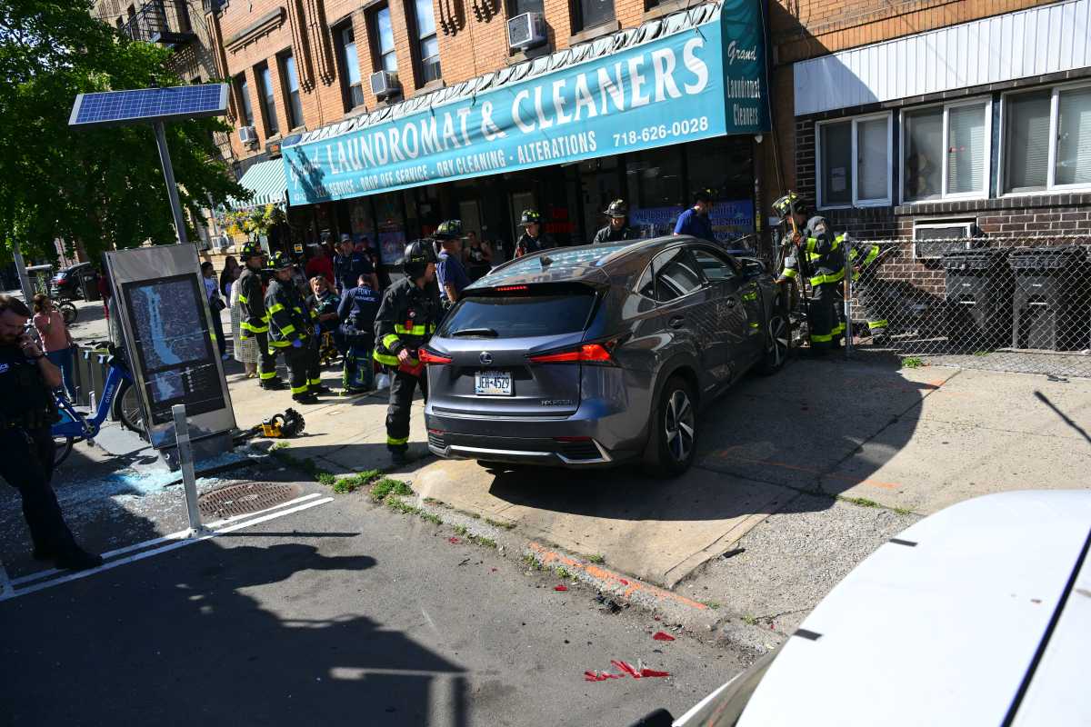 Three injured after elderly driver swerves to miss pedestrian in Astoria before slamming into Citi Bike station: NYPD – QNS
