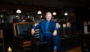 Des Bishop turns a turbulent past into comedy in 'Bridge and Tunnel'