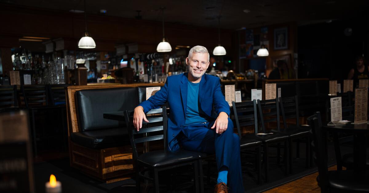 Des Bishop turns a turbulent past into comedy in 'Bridge and Tunnel'