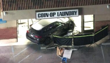 Driver plows into Manhattan Beach laundromat, killing customer inside