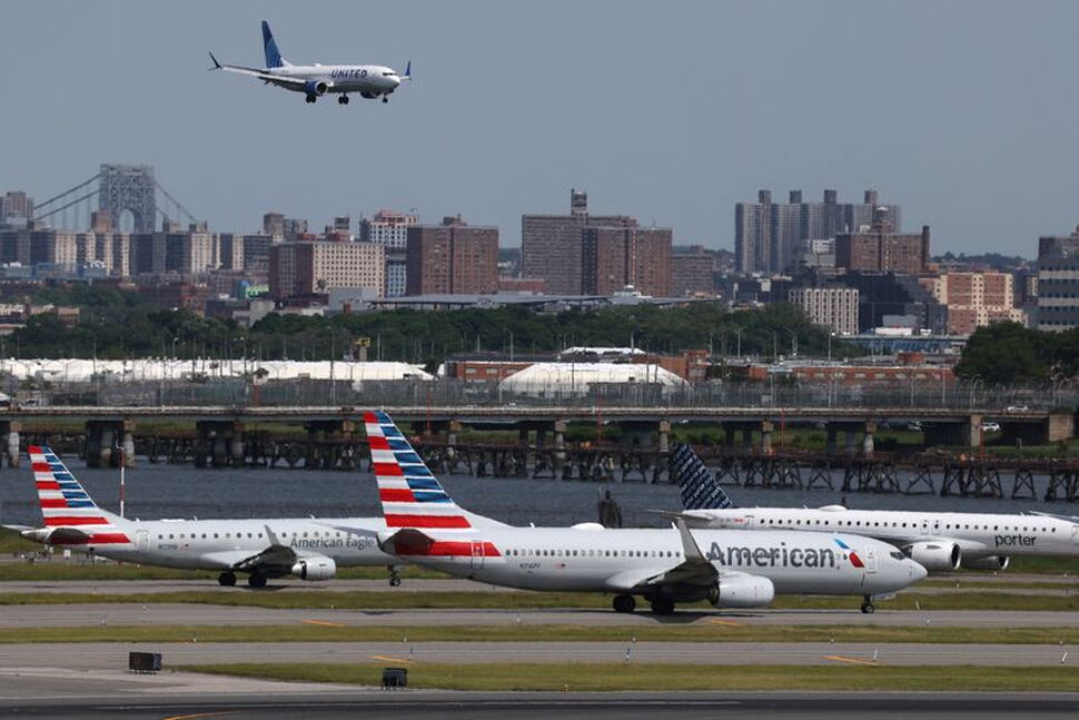 New York LaGuardia Airport to Temporarily Close Runway to Address Pavement Issue