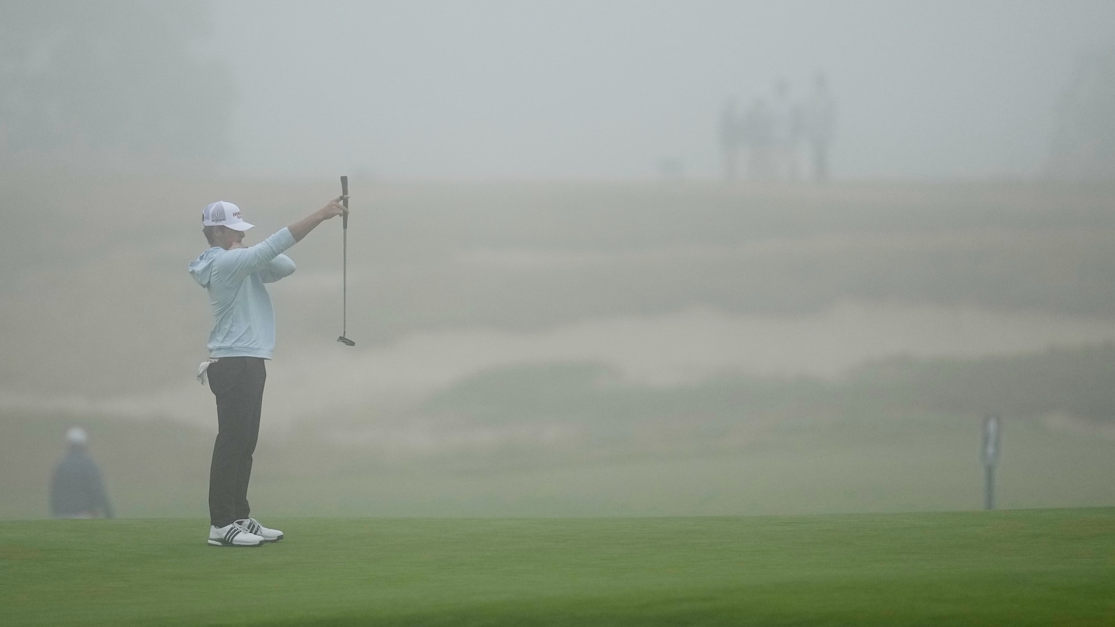US Open off to a slow and foggy start at Shinnecock Hills