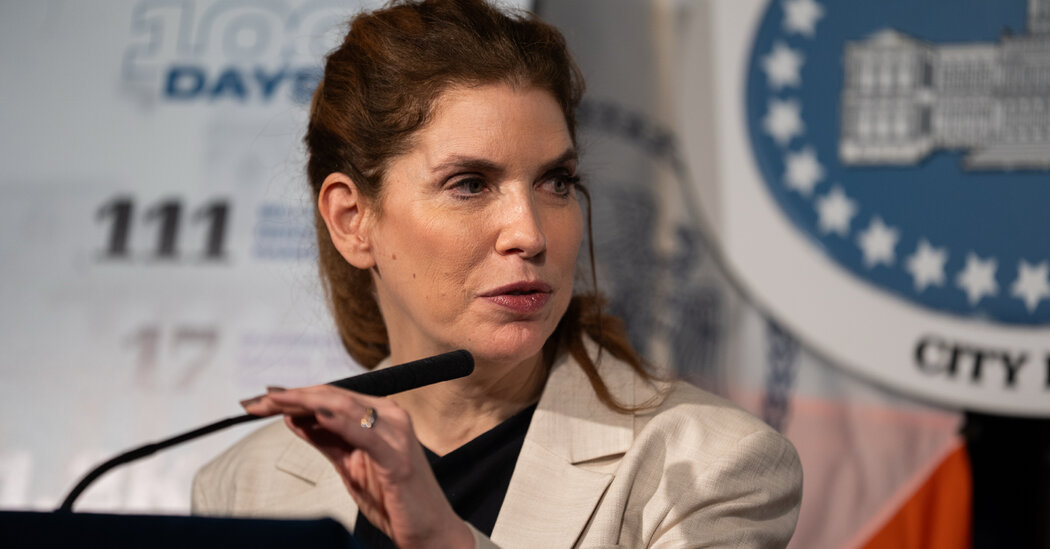 N.Y.C. Council Speaker Turns Up Pressure on Schools Chief Over Contracts