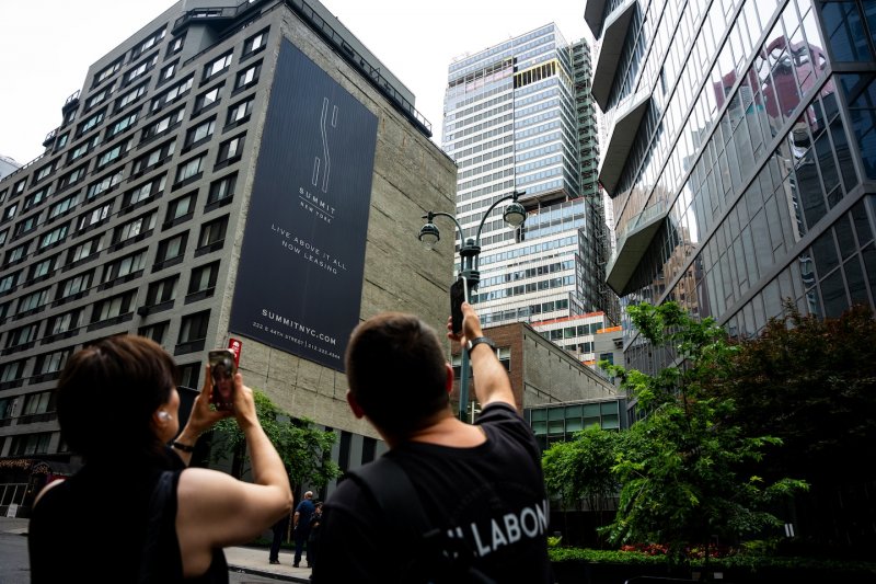 Manhattan high-rise at risk of collapse after support columns buckle -  VIDEO