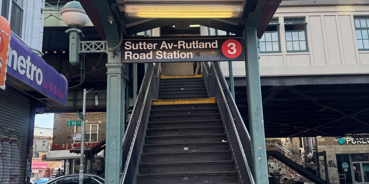 Man stabbed in back in unprovoked Brooklyn subway attack; suspect at large