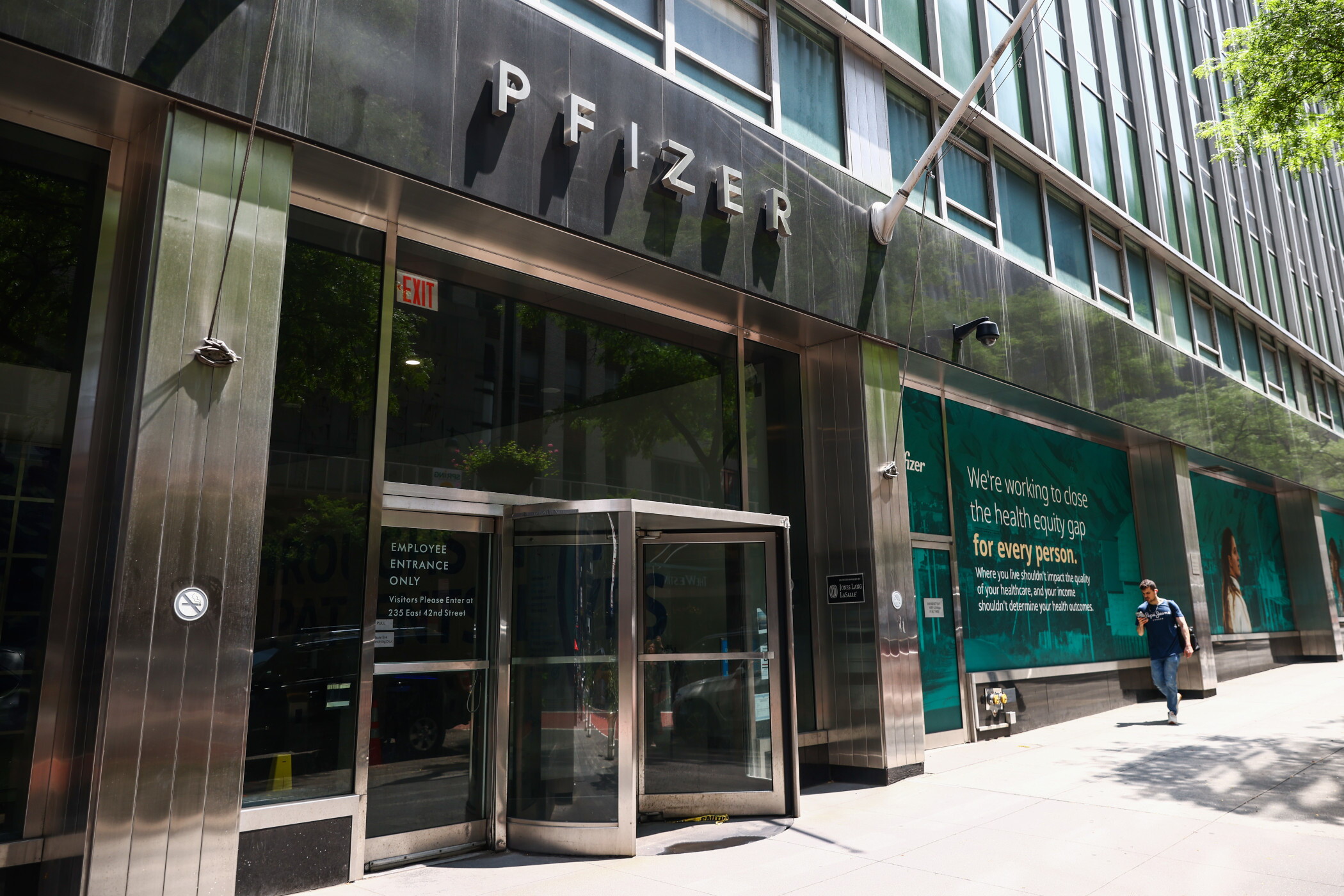 The former headquarters of Pfizer in midtown Manhattan was undergoing a renovation to apartments before construction problems arose. (Getty Images)