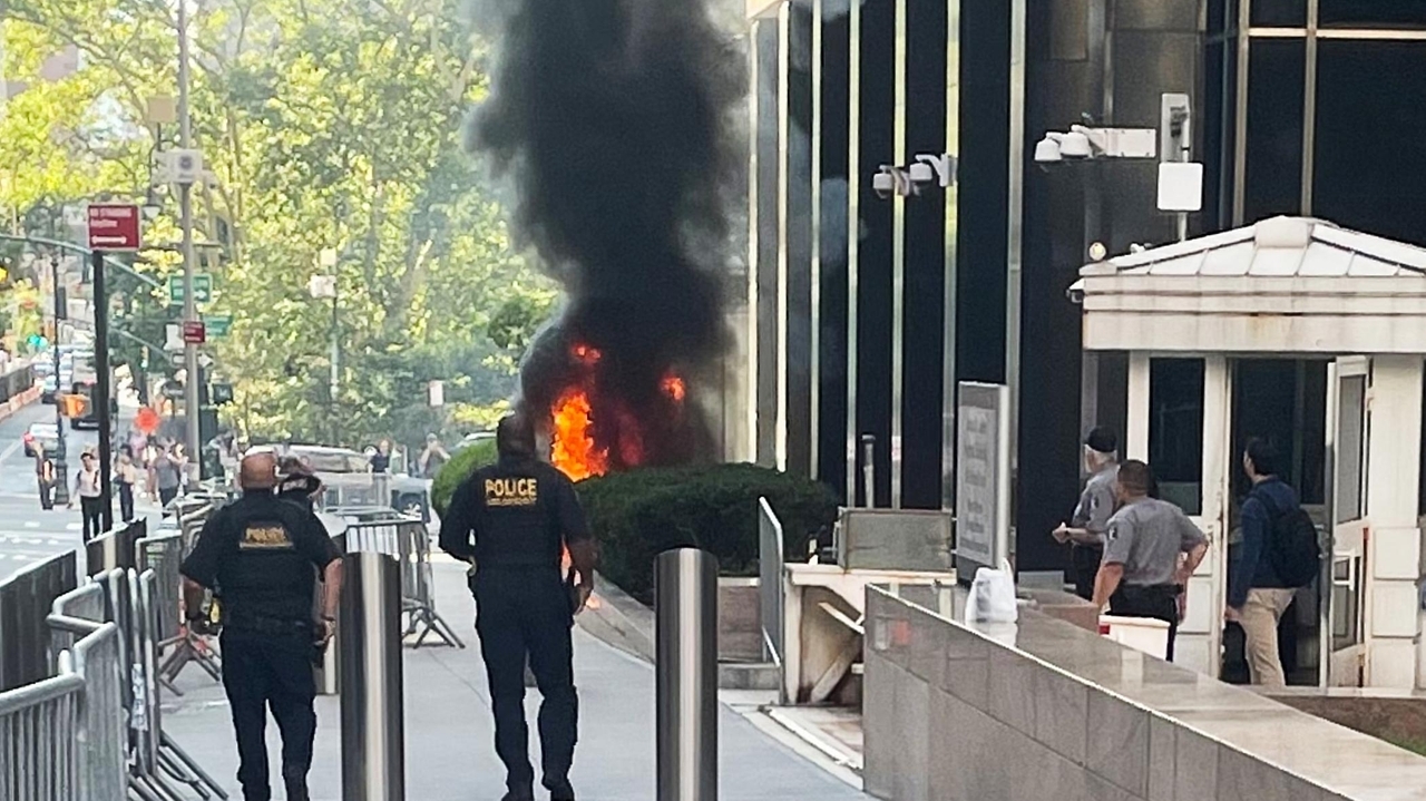 Video shows unfazed passersby during fiery attack on New York federal building by ex-soldier