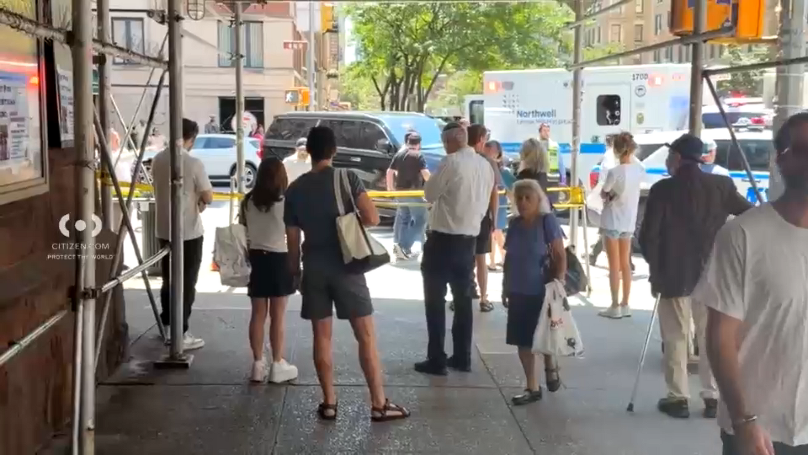 UWS stabbing: NYPD searching for suspect after 2 men stabbed on Upper West Side of NYC