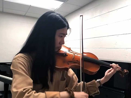 Yenchun Ko playing violin