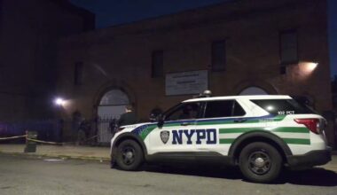 Man arrested after throwing Molotov cocktails at 2 Queens religious buildings, police say