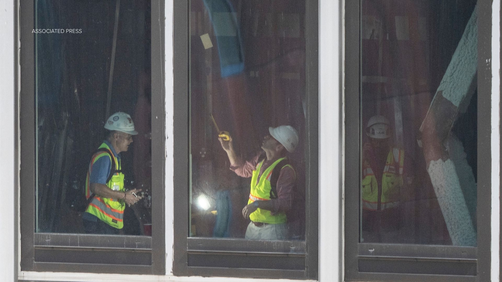 NYC building collapse scare highlights challenges of converting offices into housing in Midtown, Manhattan