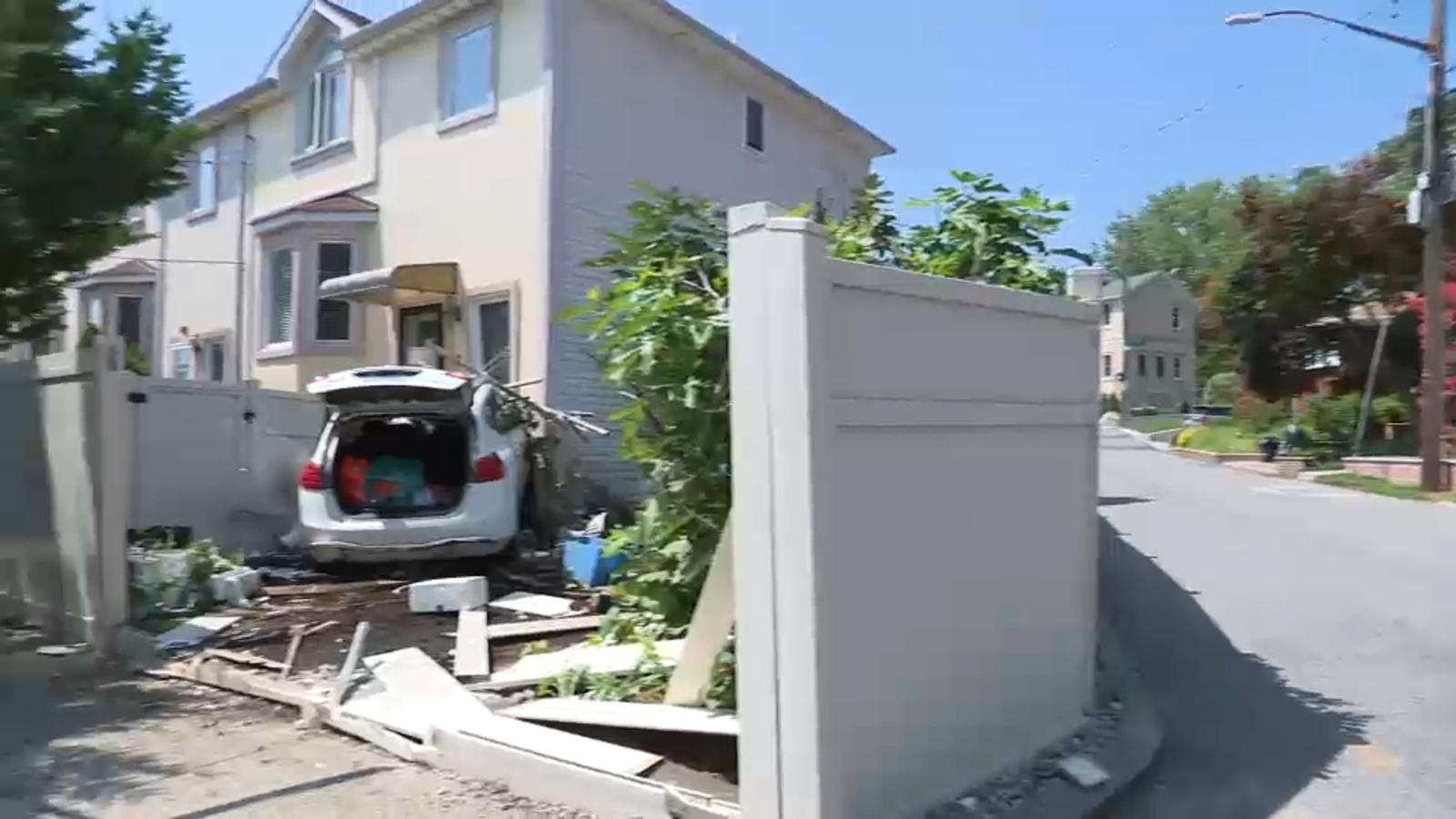 2 teens arrested after stolen SUV crashes into Staten Island home during police pursuit
