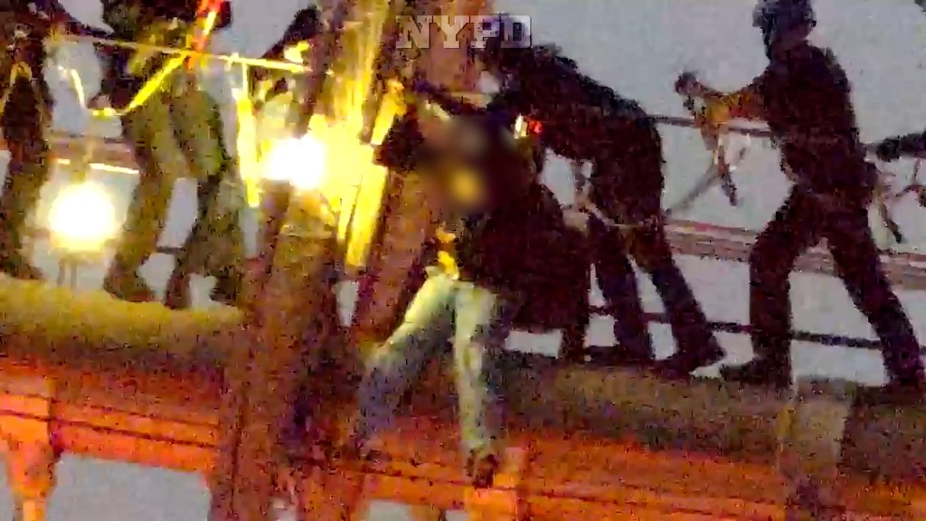 VIDEO: NYPD cops save would-be jumper in Brooklyn Bridge high-wire rescue