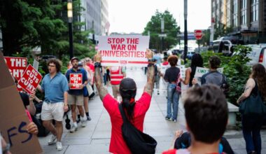 CUNY faculty and staff picket over recent Queens College budget cuts – QNS