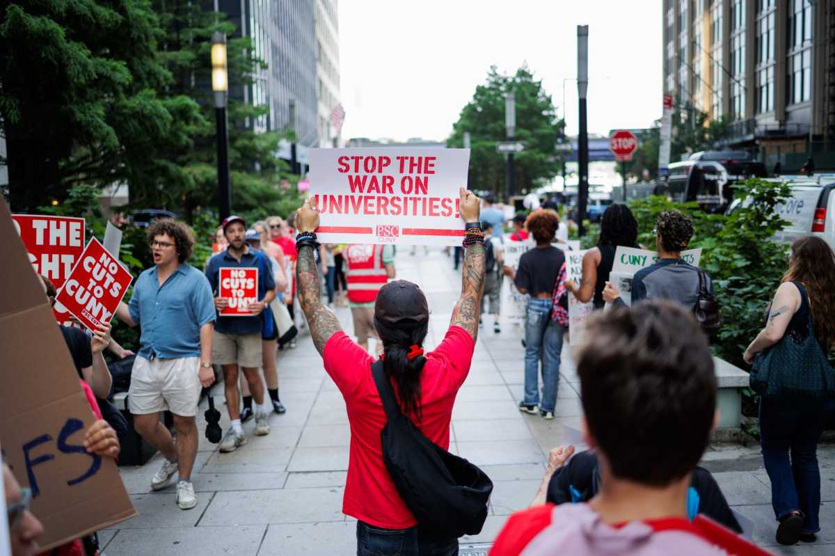 CUNY faculty and staff picket over recent Queens College budget cuts – QNS