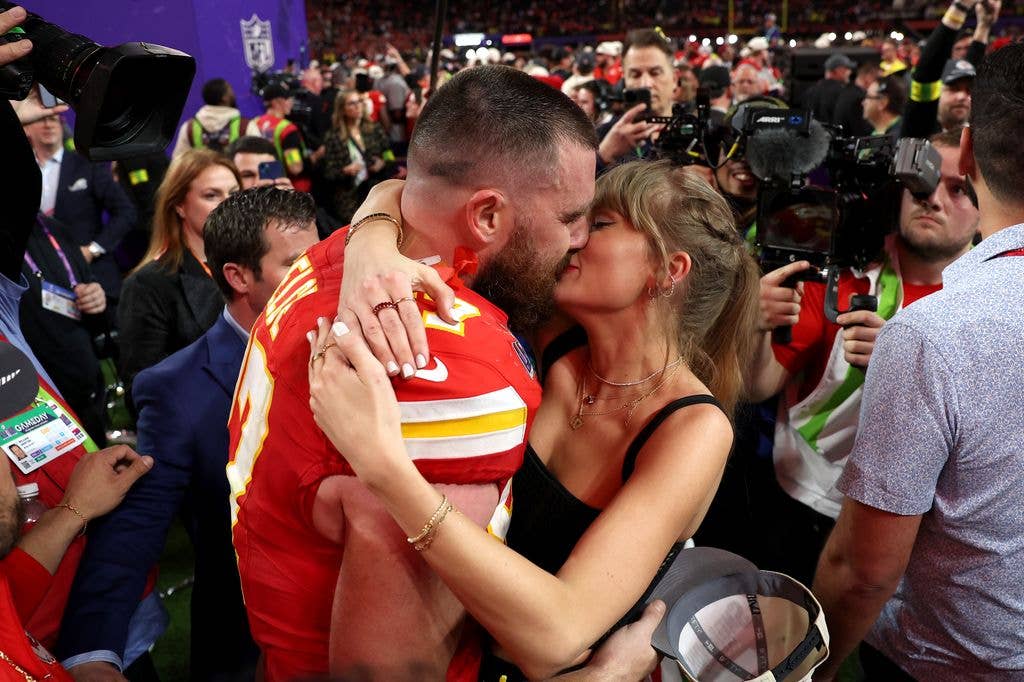 LAS VEGAS, NEVADA - FEBRUARY 11: Travis Kelce #87 of the Kansas City Chiefs and Taylor Swift embrace after defeating the San Francisco 49ers in overtime during Super Bowl LVIII at Allegiant Stadium on February 11, 2024 in Las Vegas, Nevada. (Photo by Ezra Shaw/Getty Images)