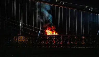 Fire breaks out on Brooklyn Bridge during New York July Fourth fireworks