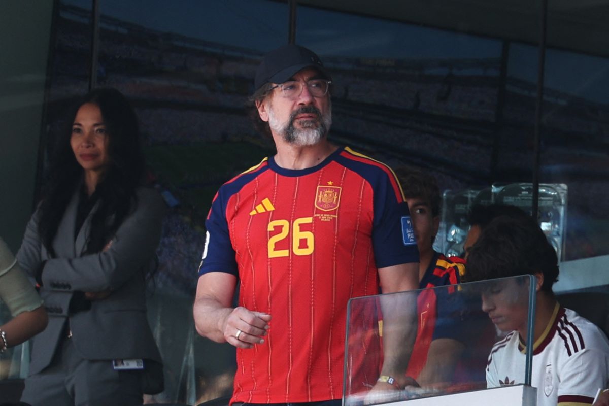 Javier Bardem watches Spain’s historic 2026 World Cup victory from the stands at MetLife Stadium.