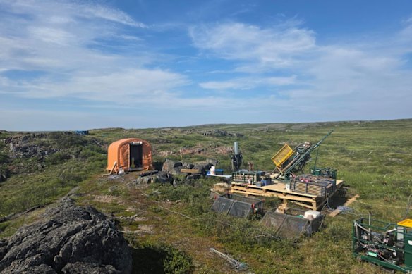 A reverse circulation drill rig at the Jaws targeting historic gold mineralisation at Manhattan Gold Corporation’s Hook Lake project in Nunavut, Canada.